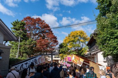 Fushimi Inari 'nin önündeki sokak yemeği sahnesi. Japonya, Kyoto 'daki ünlü tarihi tapınak. 19 Kasım 2024 'te çekildi.