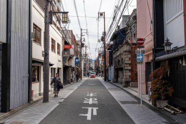 Kyoto şehir merkezi yakınlarında dar bir ara sokak. 19 Kasım 2024 'te çekildi.
