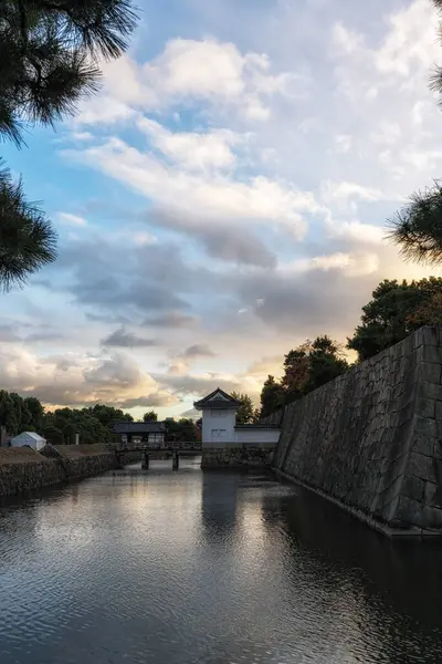 Nijo kale duvarı ve etrafındaki hendek sonbahar mevsiminde günbatımı saatlerinde alındı. Kyoto, Japonya 'nın ünlü simgesi.