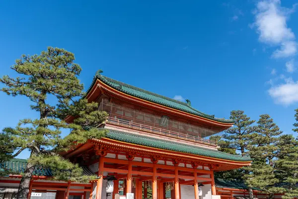 Heian Jingu Tapınağı, sonbahar sezonunda çekildi. Kyoto, Japonya 'daki ünlü Shinto tapınağı.