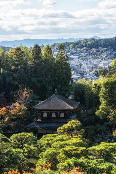 Ginkakuji Higashiyama Jishoji Tapınağı ve Togudo, sonbahar yeşillik mevsiminde yakınlardaki gözlem güvertesinden yakalanan Kyoto manzaralı. Japonya 'nın Kyoto kentindeki ünlü shinto tapınağı.