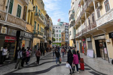 Macao parke sokağında yol boyunca çeşitli dükkanlar ve dükkanlar var. 16 Aralık 2024 'te Macao' da çekildi.