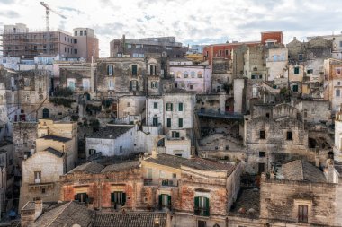 Sassi di Matera 'nın manzarası. Birbirine bağlı geniş mağara evleri dar sokaklar boyunca. Matera, İtalya 'da ünlü ikonik cazibe