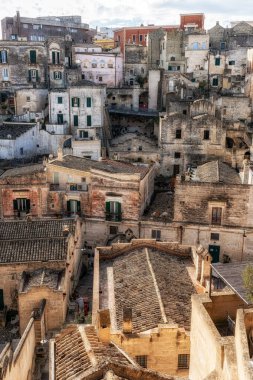 Sassi di Matera 'nın manzarası. Birbirine bağlı geniş mağara evleri dar sokaklar boyunca. Matera, İtalya 'da ünlü ikonik cazibe