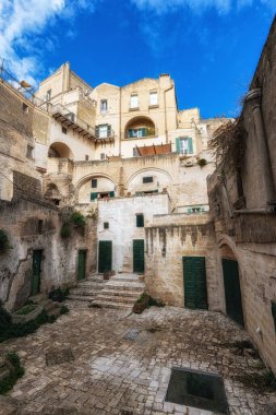 Dar merdivenler ve dar sokaklar boyunca geniş mağara evleri. Sassi di Matera, İtalya 'da yakalandı