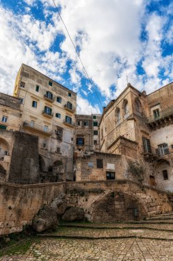 Dar merdivenler ve dar sokaklar boyunca geniş mağara evleri. Sassi di Matera, İtalya 'da yakalandı