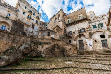Dar merdivenler ve dar sokaklar boyunca geniş mağara evleri. Sassi di Matera, İtalya 'da yakalandı