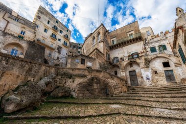 Dar merdivenler ve dar sokaklar boyunca geniş mağara evleri. Sassi di Matera, İtalya 'da yakalandı