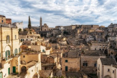 Matera 'da Sassi' nin üzerinde gün doğumu. Dar sokaklar boyunca mağara evlerinin ikonik geniş alanları. Matera, İtalya 'da çekilen ünlü turistik ilgi