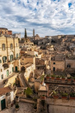 Matera 'da Sassi' nin üzerinde gün doğumu. Dar sokaklar boyunca mağara evlerinin ikonik geniş alanları. Matera, İtalya 'da çekilen ünlü turistik ilgi