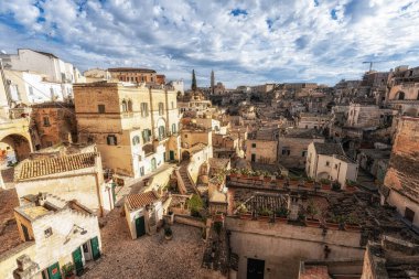 Matera 'da Sassi' nin üzerinde gün doğumu. Dar sokaklar boyunca mağara evlerinin ikonik geniş alanları. Matera, İtalya 'da çekilen ünlü turistik ilgi