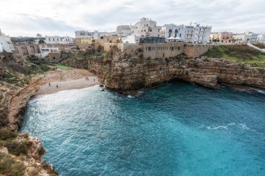 Polignano ve Mare Puglia 'da küçük bir sahil kasabası. Güney İtalya 'nın ünlü ikonik turist kasabası