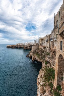 Polignano ve Mare Puglia 'da küçük bir sahil kasabası. Güney İtalya 'nın ünlü ikonik turist kasabası