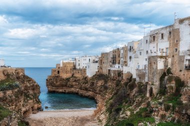 Polignano ve Mare sahil manzaralı Puglia 'da küçük bir sahil kasabası. Güney İtalya 'nın ünlü ikonik turist kasabası
