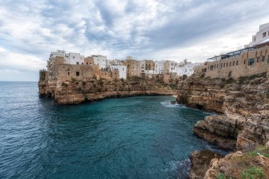 Polignano ve Mare Puglia 'da küçük bir sahil kasabası. Güney İtalya 'nın ünlü ikonik turist kasabası
