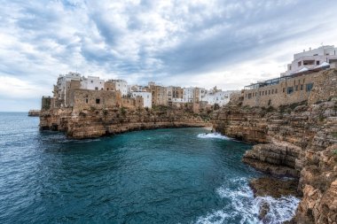 Polignano ve Mare Puglia 'da küçük bir sahil kasabası. Güney İtalya 'nın ünlü ikonik turist kasabası