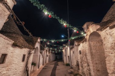 İtalya 'nın Alberobello kentindeki Trulli evlerinde geceleyin sokaklar aydınlandı