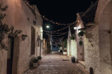 İtalya 'nın Alberobello kentindeki Trulli evlerinde geceleyin sokaklar aydınlandı