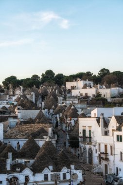 Güneş doğarken yakalanan Alberobello Trulli Evleri. Konik çatıları olan ünlü ikonik konik köy. Alberobello, İtalya 'da çekildi