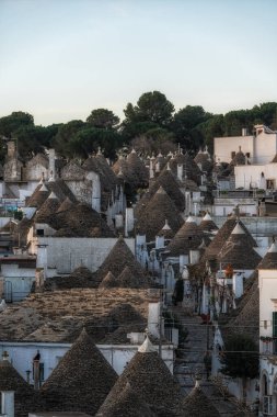 Güneş doğarken yakalanan Alberobello Trulli Evleri. Konik çatıları olan ünlü ikonik konik köy. Alberobello, İtalya 'da çekildi