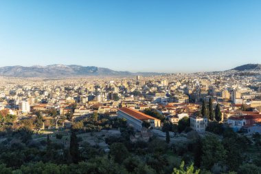Atina 'nın panoramik manzarası Antik Agora ile tepeden görülüyor. Atina, Yunanistan 'da çekildi