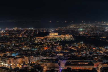 Akropolis 'in aydınlattığı Atina şehir gece manzarası. Atina, Yunanistan 'daki Lycabettus Dağı' nın tepesinden kent manzarası.