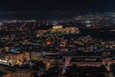 Akropolis 'in aydınlattığı Atina şehir gece manzarası. Atina, Yunanistan 'daki Lycabettus Dağı' nın tepesinden kent manzarası.
