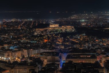 Akropolis 'in aydınlattığı Atina şehir gece manzarası. Atina, Yunanistan 'daki Lycabettus Dağı' nın tepesinden kent manzarası.