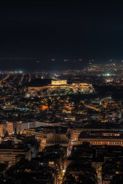 Akropolis 'in aydınlattığı Atina şehir gece manzarası. Atina, Yunanistan 'daki Lycabettus Dağı' nın tepesinden kent manzarası.