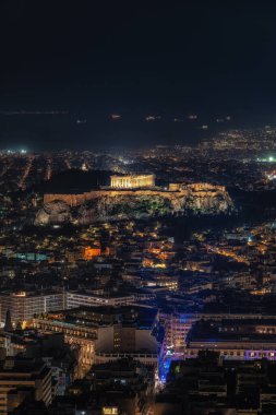 Akropolis 'in aydınlattığı Atina şehir gece manzarası. Atina, Yunanistan 'daki Lycabettus Dağı' nın tepesinden kent manzarası.