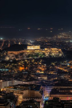 Akropolis 'in aydınlattığı Atina şehir gece manzarası. Atina, Yunanistan 'daki Lycabettus Dağı' nın tepesinden kent manzarası.