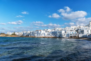 Naousa Sahili ve çevresindeki beyaz boyalı evler. Yunanistan 'ın Paros Adası' ndaki ünlü turizm merkezi