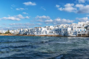 Naousa Sahili ve çevresindeki beyaz boyalı evler. Yunanistan 'ın Paros Adası' ndaki ünlü turizm merkezi