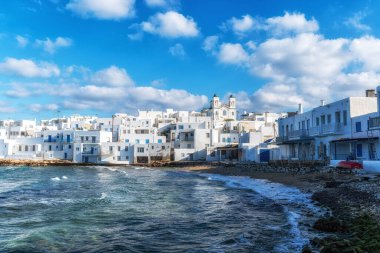 Naousa Sahili ve çevresindeki beyaz boyalı evler. Yunanistan 'ın Paros Adası' ndaki ünlü turizm merkezi