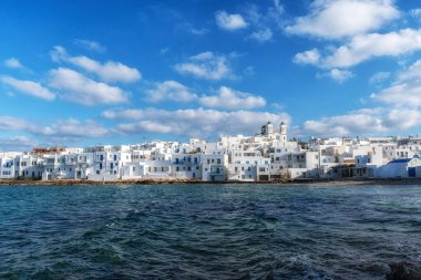 Naousa Sahili ve çevresindeki beyaz boyalı evler. Yunanistan 'ın Paros Adası' ndaki ünlü turizm merkezi