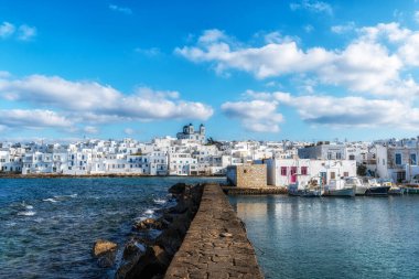 Paros 'taki Naousa Marina' da kış mevsiminde çekilmiş günbatımı manzarası. Yunanistan 'ın Paros kentindeki ünlü ikonik turist köyü