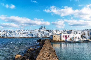 Paros 'taki Naousa Marina' da kış mevsiminde çekilmiş günbatımı manzarası. Yunanistan 'ın Paros kentindeki ünlü ikonik turist köyü