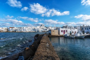 Paros 'taki Naousa Marina' da kış mevsiminde çekilmiş günbatımı manzarası. Yunanistan 'ın Paros kentindeki ünlü ikonik turist köyü