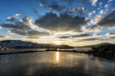 Paros 'taki Naousa Marina' da kış mevsiminde çekilmiş günbatımı manzarası. Yunanistan 'ın Paros kentindeki ünlü ikonik turist köyü