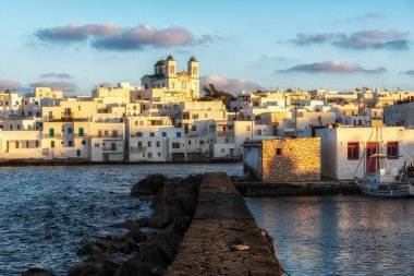 Paros 'taki Naousa Marina' da kış mevsiminde çekilmiş günbatımı manzarası. Yunanistan 'ın Paros kentindeki ünlü ikonik turist köyü