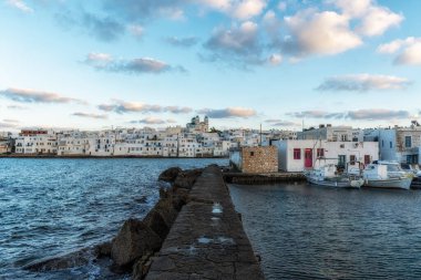 Paros 'taki Naousa Marina' da kış mevsiminde çekilmiş günbatımı manzarası. Yunanistan 'ın Paros kentindeki ünlü ikonik turist köyü