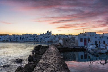 Paros 'taki Naousa Marina' nın gün doğumu manzarası kış mevsiminde çekildi. Yunanistan 'ın Paros kentindeki ünlü ikonik turist köyü