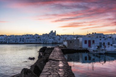 Paros 'taki Naousa Marina' nın gün doğumu manzarası kış mevsiminde çekildi. Yunanistan 'ın Paros kentindeki ünlü ikonik turist köyü