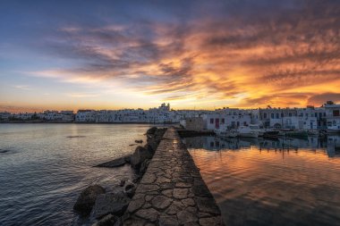 Paros 'taki Naousa Marina' nın gün doğumu manzarası kış mevsiminde çekildi. Yunanistan 'ın Paros kentindeki ünlü ikonik turist köyü