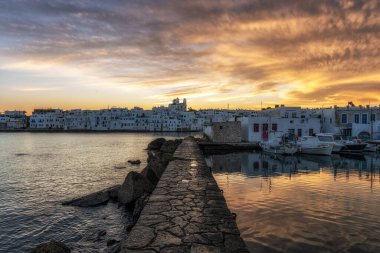 Paros 'taki Naousa Marina' nın gün doğumu manzarası kış mevsiminde çekildi. Yunanistan 'ın Paros kentindeki ünlü ikonik turist köyü