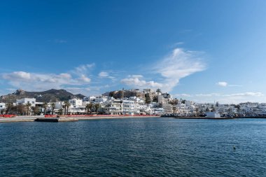 Naxos köyü ve liman manzarası rıhtımdan alındı. Yunanistan 'ın ünlü turist kenti Naxos