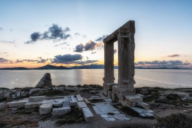 Apollo Tapınağı manzaralı Naxos üzerinde gün batımı manzaralı. Yunanistan 'ın Naxos kentinde ünlü turizm merkezi