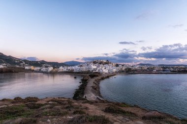 Naxos kasabasının günbatımı manzarası Apollo Tapınağı 'nın manzarasından çekildi. Yunanistan 'ın Naxos kentinde çekildi