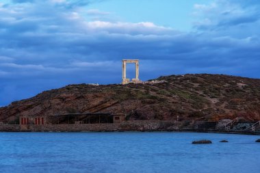 Güneş doğarken ele geçirilen Apollo Naxos Tapınağı. Yunanistan 'ın Naxos kentinde ünlü ikonik simge