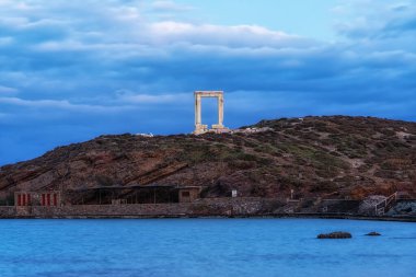 Güneş doğarken ele geçirilen Apollo Naxos Tapınağı. Yunanistan 'ın Naxos kentinde ünlü ikonik simge